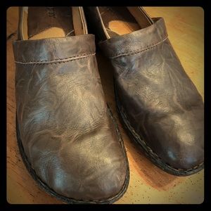 Born Toby distressed Clogs